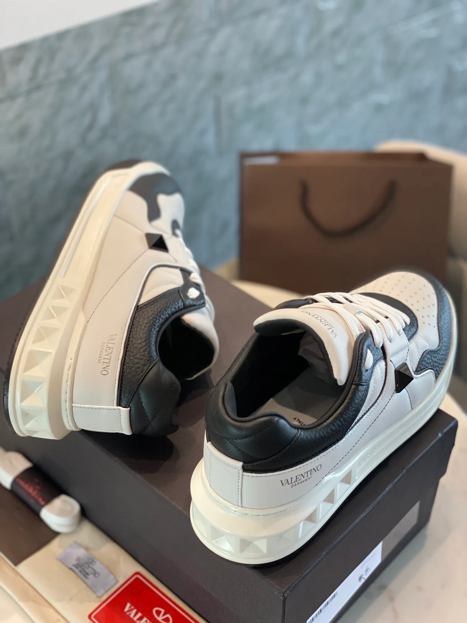 👟👟Ex-factory price 780👟👟 Valentino ONE STUD calfskin lace-up sneakers. Soft suede low-top sneakers, classic and versatile, couple's sneakers, special goods, worth buying! A pair of simple shoes with unique details will save you from the difficulty of dressing. OneStud sneakers, with quilted plaid and oversized rivets, create an eye-catching punk style and get rid of the heavy feeling of this season's clothing. U👟👟Ex-factory price raise calfskin derby shoes, with exquisite leather construction and simple silhouette, smooth lines set the tone of coolness, they are a versatile item in the wardrobe. There are more Valentino boutique shoes waiting for you to unlock! It’s time to get the shoes you’ve been coveting for a long time! Officially on sale 7,+++ - Seven straps, decorated with metallic rubber effect. Decoration on the back and tongue. Size 35-44.
